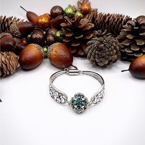 Floral Bangle Snap Bracelet with 18mm Celtic Emerald colored cross snap!  NWT